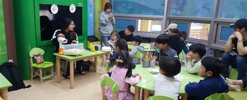 아이들에게 이야기를 하고 있는 학생 모습
