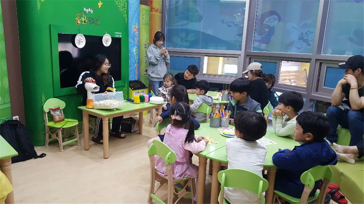아이들에게 이야기를 하고 있는 학생 모습