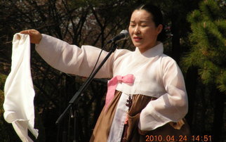 2010년 시화전 및 시낭송회 우시조 '나비야 청산가자' 백솔이 선생님의 모습