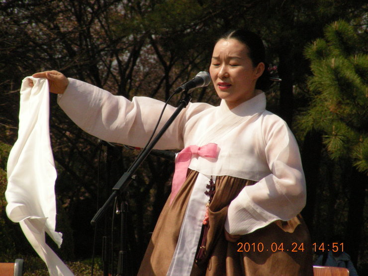 2010년 시화전 및 시낭송회 우시조 '나비야 청산가자' 백솔이 선생님의 모습