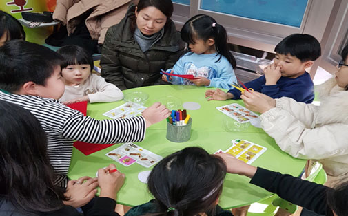 아이들과 학습하는 모습