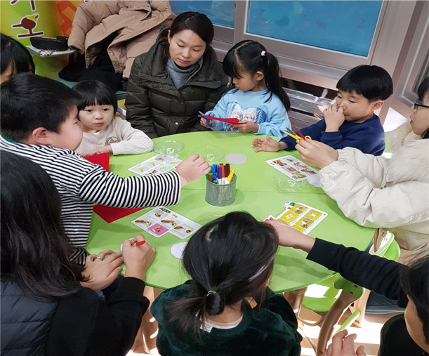 색종이를 이용한 교육을 하고 있는 모습